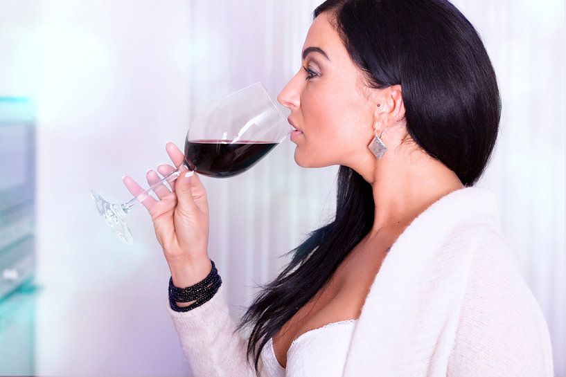 Sexy vrouw met een glas rode wijn van Tilo Grellmann