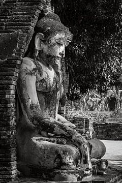 Statue dans les temples d'Ava au Myanmar sur Roland Brack