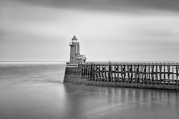 De vuurtoren van Fécamp monochroom - Mooi Normandië van Rolf Schnepp