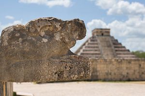 Le dieu serpent avec la pyramide de Kukulcan