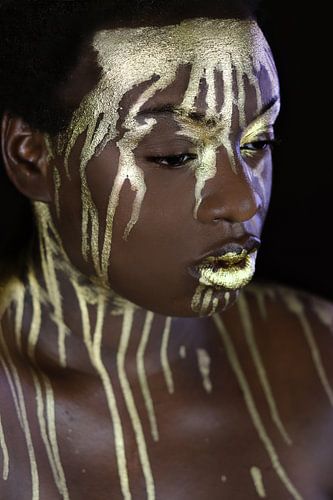 Frau mit goldener Tinte