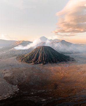 Tussen rook en licht – het landschap van Mount Bromo van Ashwien Jurawan