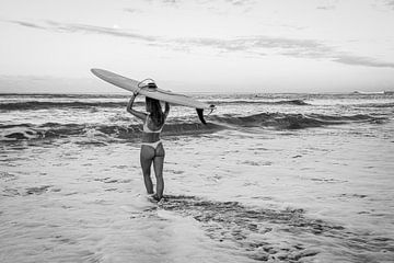 Surfer in Bali 2 van Ellis Peeters