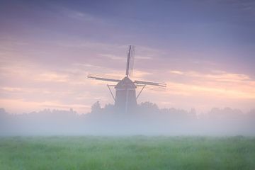 Hollands polderlandschap met molens tijdens een mistige zonsopkomst van Original Mostert Photography