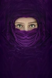 Steve McCurrys Inspiration: Mysterium und Emotion in der Lila-Tuch-Fotografie
