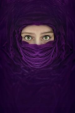 Steve McCurry Inspiratie: Mysterie en Emotie in Paarse Doek Fotografie van Elianne van Turennout