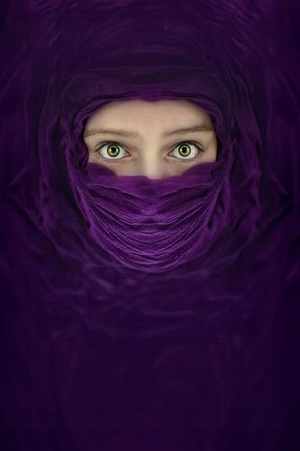 Steve McCurry Inspiratie: Mysterie en Emotie in Paarse Doek Fotografie