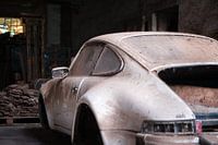 Verlassener Porsche in der Garage.