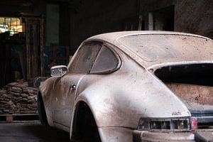 Une Porsche abandonnée dans un garage. sur Roman Robroek - Photos de bâtiments abandonnés
