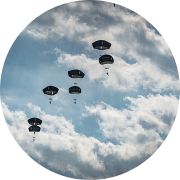 Parachutisten boven de Ginkelse Heide (variatie 2) van Geerten Teekens