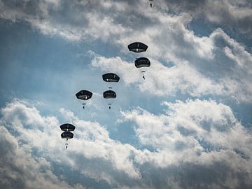 Fallschirmjäger über der Ginkelschen Heide (Variante 2) von Geerten Teekens