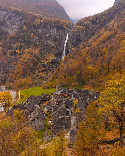 Foroglio in herfstkleuren met bergdorp en waterval in Zwitserland