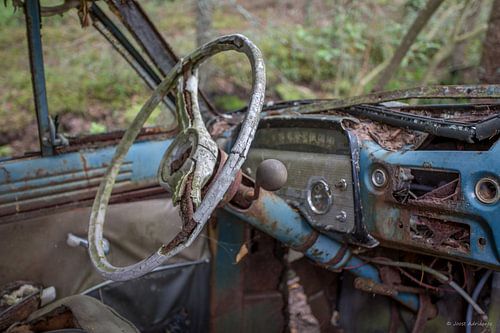 Stuur in auto op kerkhof in bos in Ryd, Zweden