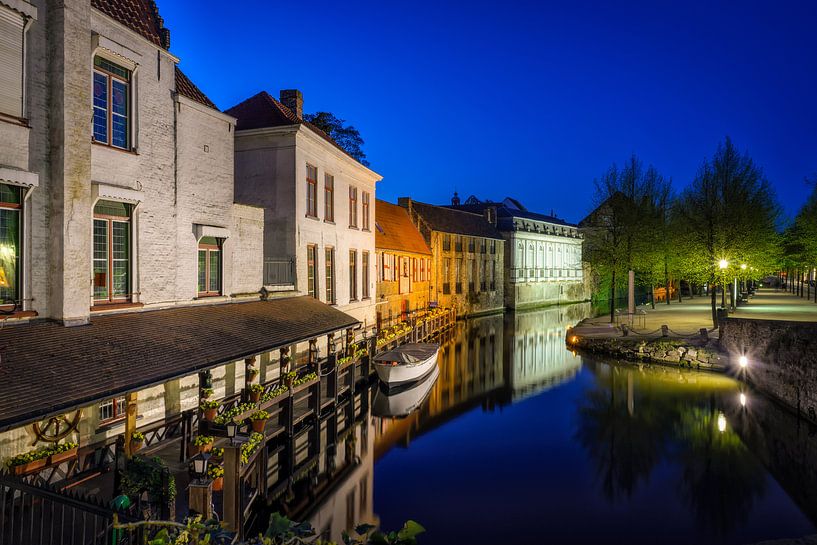Dijver kanaal in Brugge bij nacht van Johan Vanbockryck
