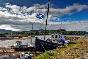 Ebb tide in port, Scotland by Jürgen Wiesler