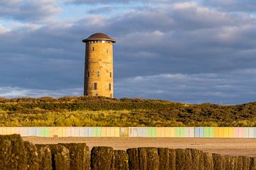 Paalhoofd, watertoren en de gekleurde strandhuisjes van Domburg van Danny Bastiaanse