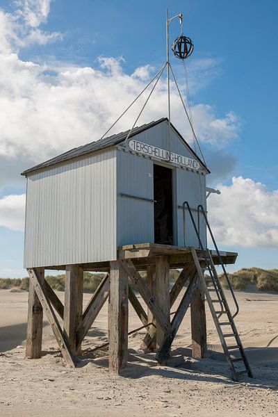 Drenkelingenhuisje op het Noordzeestrand van Terschelling von Tonko Oosterink