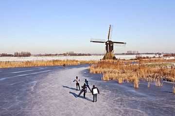 Schaatsen bij de molen op het platteland in Nederland van Eye on You