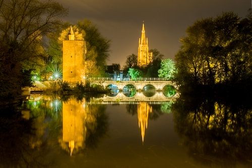 Brug en Poertoren bij nacht 