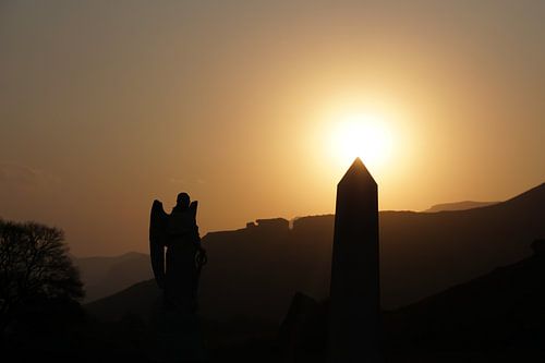 Engel besucht Gedenkstein