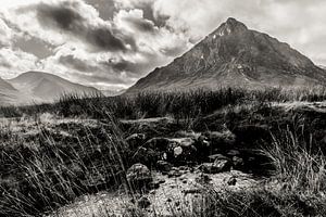 Willkommen in den Highlands, Buachaille Etive Mor, Schottland, in schwarz und weiß von Paul van Putten