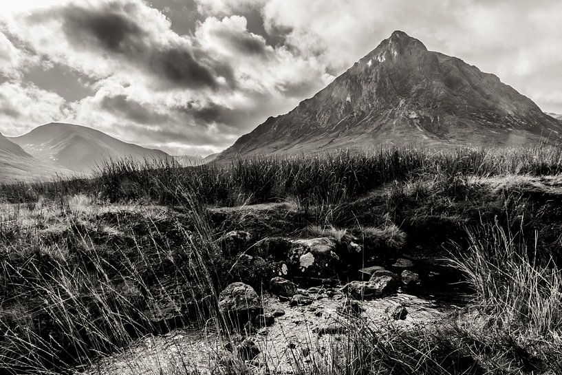 Welkom in de Highlands, Buachaille Etive Mor, Schotland in zwart-wit van Paul van Putten