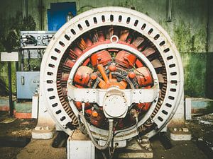 un grand transformateur hydroélectrique
