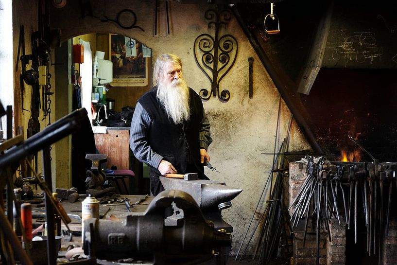 De smid in de smidse by Harry Westerink