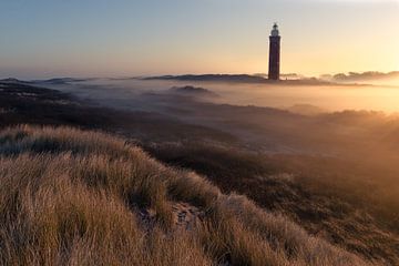 Vuurtoren Westhoofd Ouddorp  in de mist van Jacco van Son