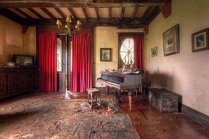 Le piano est oublié. sur Roman Robroek - Photos de bâtiments abandonnés