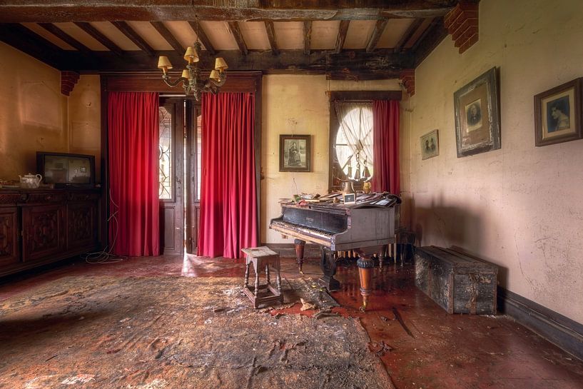 De Piano is Vergeten. van Roman Robroek - Foto's van Verlaten Gebouwen