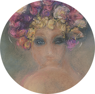 Vrouw met zomerbloemen op haar hoofd.