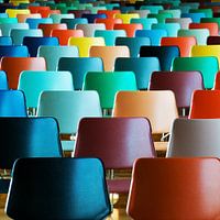 Stoelen in de Kunsthal
