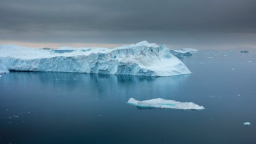 majestueuze ijsberg onder een donkere hemel van Chris Stenger