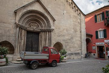 Pick-up voor deur van Kerk in Gavi Piemont, Italie