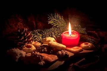 Kerze steht zwischen Weihnachtskeksen von Hans-Jürgen Janda