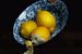 Stilleven citroen een Delfts blauwe schaal van Sander Van Laar