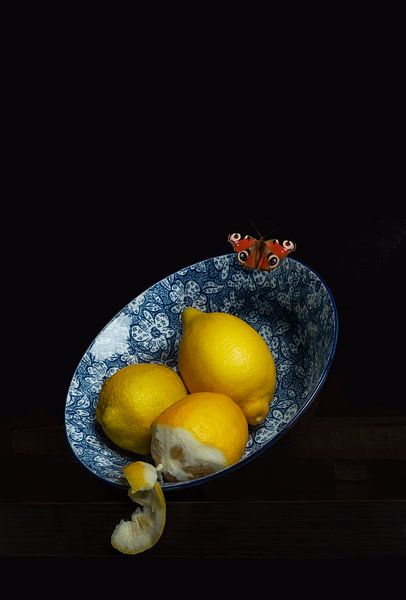 Nature morte avec un citron et un plat bleu de Delft par Flower artist Sander van Laar