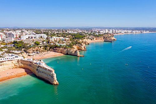 Luchtfoto van het kerkje Signora Nossa bij Armacao de Pera in de Algarve Portugal
