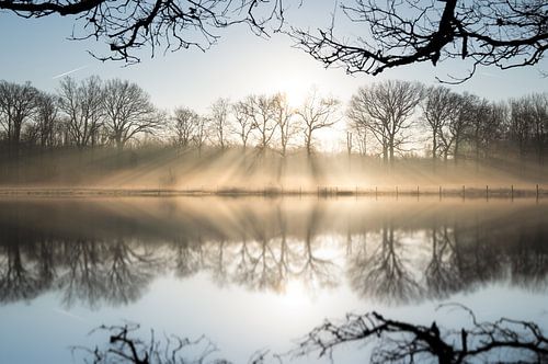Zonnestralen met reflectie