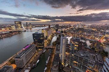 Skyline Rotterdam met zonsondergang