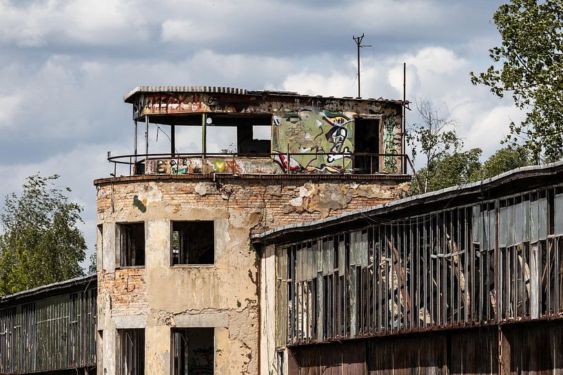 Lost Place Alter Flugplatz Rangsdorf - Flugkontrolltower auf der alten Einfliegerhalle von Frank Herrmann