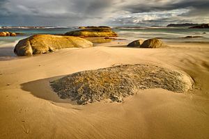 Goldener Sonnenuntergang über einem Strand in Südwestaustralien