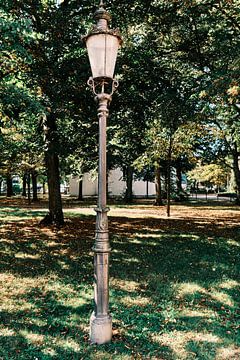 Licht van de herinnering: de nostalgische lantaarn voor de Laurentiuskerk" van Momentaufnahme | Marius Ahlers