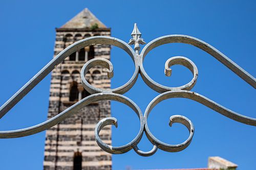 de toren van Basilica di Saccargia op Sardinië