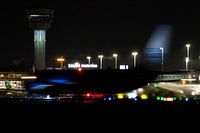 Le Boeing 737 de KLM décolle de Schiphol pendant la nuit