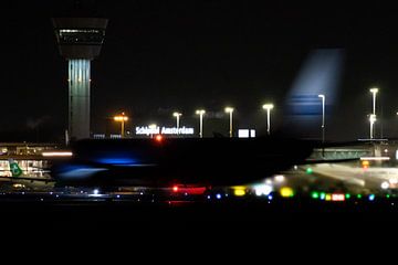 Le Boeing 737 de KLM décolle de Schiphol pendant la nuit sur Maxwell Pels