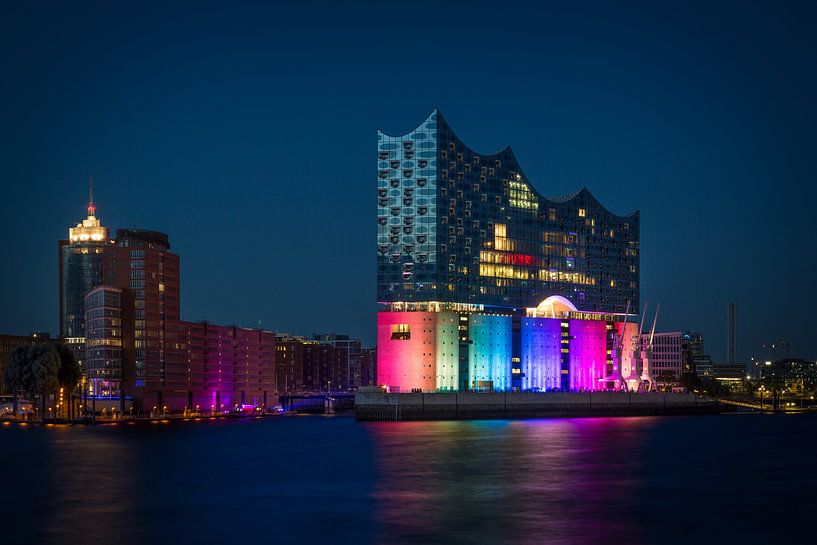 Hamburger Hafencity mit Elbphilharmonie in Regenbogenfarben von Sabine Wagner