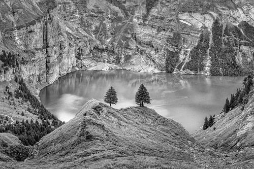 Het Öschinensee-meer in Zwitserland in zwart-wit