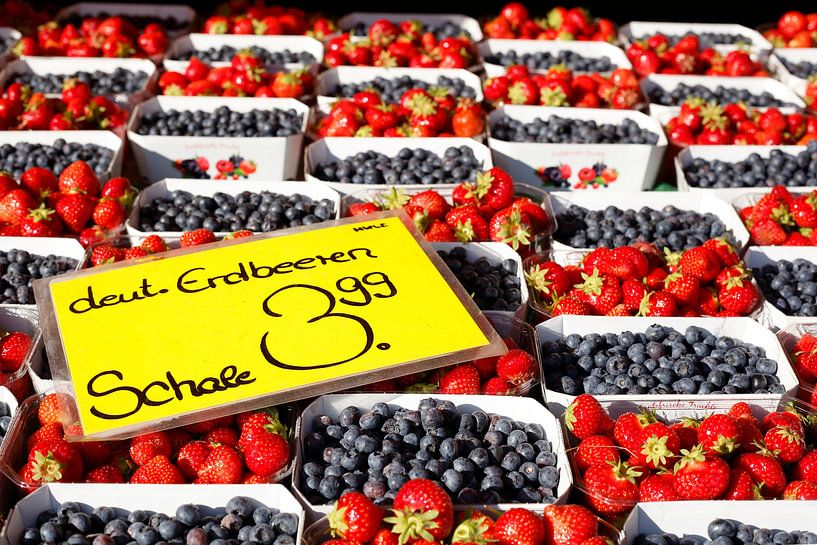 Frische Erdbeeren und Heidelbeeren in Schalen auf einem Marktstand, Bremen, Deutschland von Torsten Krüger